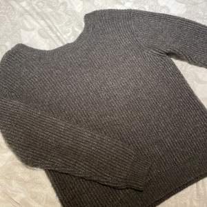 Mörkgrå stickad tröja från NA-KD, XS  Tröjan har djup rygg, säljer då den inte används längre ☺️Köparen står för frakten 📦🥰