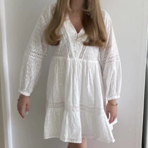 Zara klänning  - Hej! Säljer en av mina favorit klänningar då den har blivit förstor på mig 💗 Den är i storlek S men hade förmodligen passat M. Köptes i våras till skolavslutning och har inga defekter💞 Kommer inte ihåg vad jag köpte den för men gissar runt 600