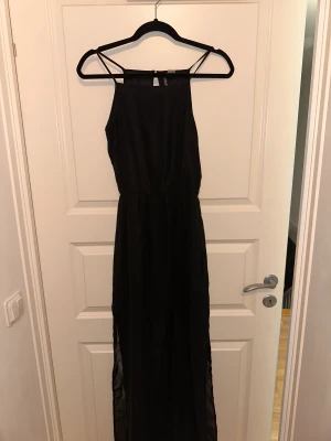 Svart klänning  - Lång svart klänning  Storlek 34. 