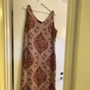 Klänning - Lång klänning i härligt mönster