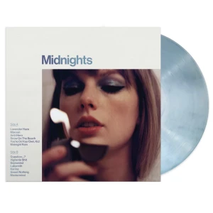 Taylor Swift vinyl  - Säljer min midnights vinyl. Den är isär klippt då syftet var att den skulle sitta på min vägg, men allt är tillbaka satt. Defekter finns på bild 3. Skivan är aldrig spelad så vet inte hur den fungerar. Köptes för 400kr i januari. Vid frågor kontakta mig❤️