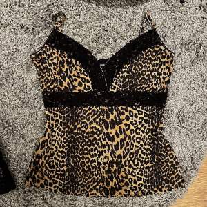 y2k linne i leopard print med svart spets. 🖤 passar perfekt som fest topp. 🎉
