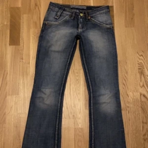 Y2k lågmidjade jeans - Jätte snygga lågmidjade jeans i storlek s.