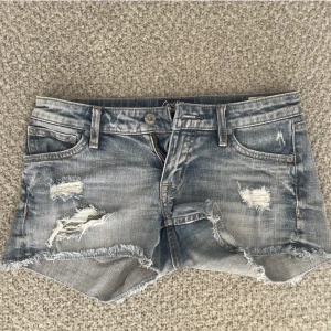 Crocker shorts  - Lowwaist crocker jeans shorts i väldigt fint skick. Säljer då dom är för små❣️