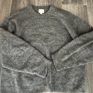 Stickad tröja  - En jättefin stickad tröja från hm. Helt ny aldrig använd. 🌸