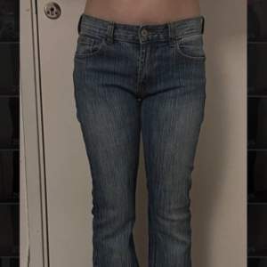 Brandy melville Brielle 90’s jeans. Low rise 90’s  84 cm innerbensmått .  76 cm midja. 