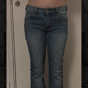 Brielle 90’s jeans - Brandy melville Brielle 90’s jeans. Low rise 90’s  84 cm innerbensmått .  76 cm midja. 