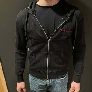 Calvin Klein zip hoodie  - En Calvin Klein ziphoodie i str xs i ett bra skick inga skador eller något på tröjan 