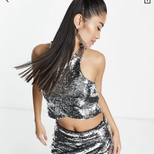 Silvrig paljettopp  - Silvrig paljettopp från asos. Helt oanvänd, prislappen är fortfarande kvar.  Orginalpris: 260kr