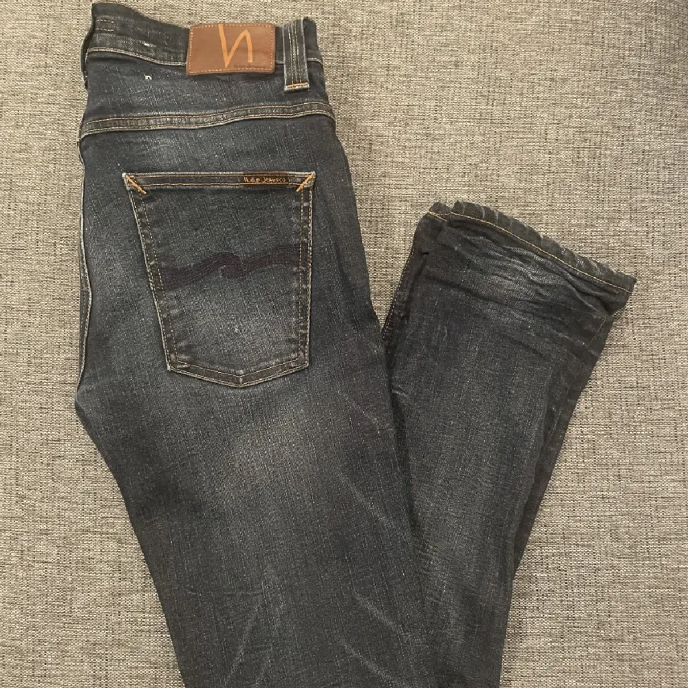 Ett par feta blå slim jeans från nudie i modellen Lean Dean som passar riktigt bra nu till vintern. De har använts varsamt och är i mycket gott skick. Storlek 31/32, modellen på bilden är 181 och väger 71kg. Nypris 1600 - vårt pris 645. Jeans & Byxor.