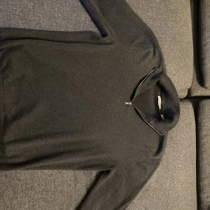 Jack & Jones tröja - Säljer för råkade köpa en storlek för stor, använd 2 gånger. Inga defekts eller hål