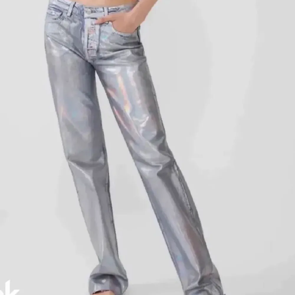 Superfina jeans som r typ silverfärgade / holographic ❣️🤩. Jeans & Byxor.