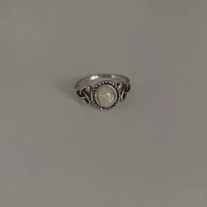 Silverring - En jätte fin silverring med en vacker opal liknande sten i mitten, inga skador eller liknande 🫶💕(#17)