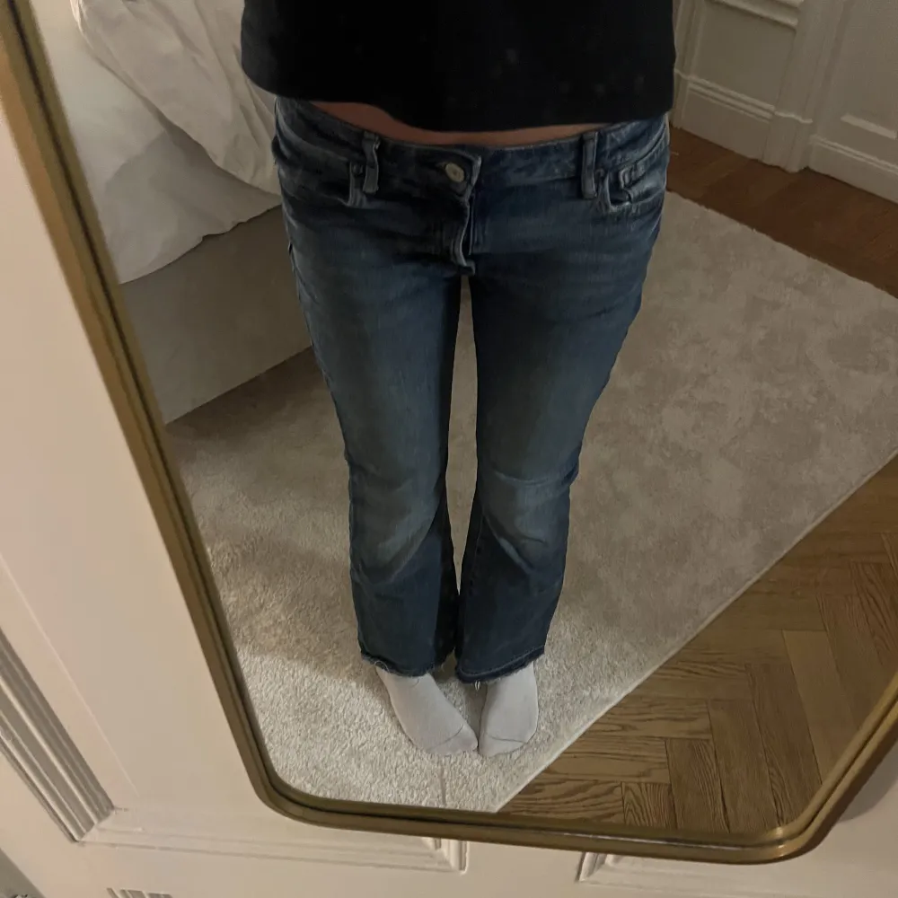 Blå bootcut jeans från GAP som är skitsnygga!! Jag använder dem inte eftersom jag är för lång 😢 De passar typ nån som är 159-168 ❤️❤️. Jeans & Byxor.