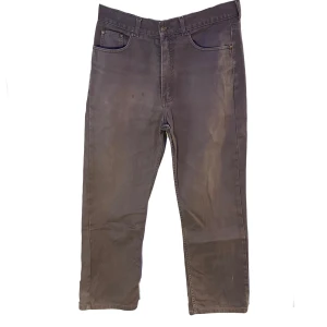 Go West grå jeans - Säljer ett par stilrena jeans från Go west i en grå färg. Storlek 34/32. Två små oljefläckar o några små blekningar men syns knappt. Annars fint skick. 21cm breda vid foten