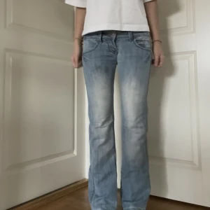 Jeans - Säljer dessa jeans🩵 Ljusblåa, lågmidjade, straight