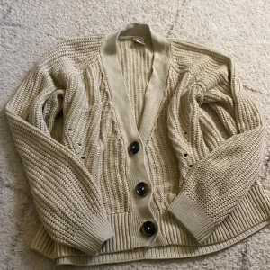 En beige stickad kofta - En beige stickad kofta  köpt från Lindex för 500kr säljer för 100kt. Bra skick! Storlek: 146/152. Perfekt för hösten🍂