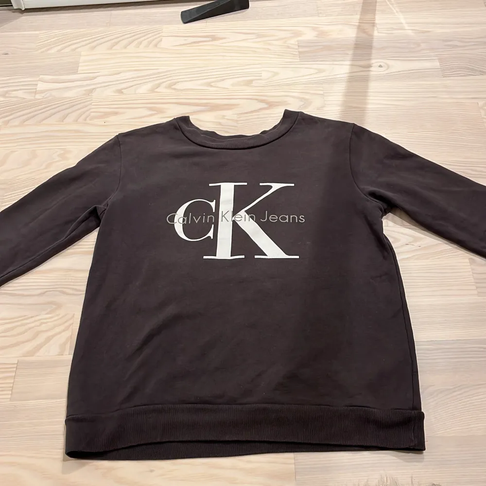 Säljer en riktigt skön Sweatshirt från märket Calvin Klein! Inga defekter förutom att texten håller lite lite på att bli sämre. Säljer för att den passar mig inte längre. Pris kan självklart diskuteras! Mvh . Tröjor & Koftor.