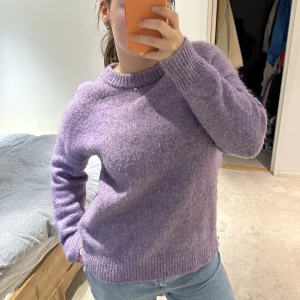 Stickat tröja  - En lila stickad ull tröja från monki, flitigt använd men är i bra skick!
