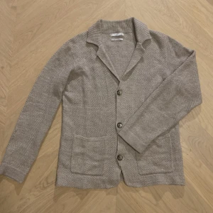 Stickad cardigan - Ljusbeige stickad cardigan från mango. Storlek S men passar M. Skick: 9/10. 