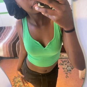 Grön topp - En jättefin grön topp som har ett litet veck. Jag tycker tröjan är lite för öppen för min smak. Aldrig använd💚