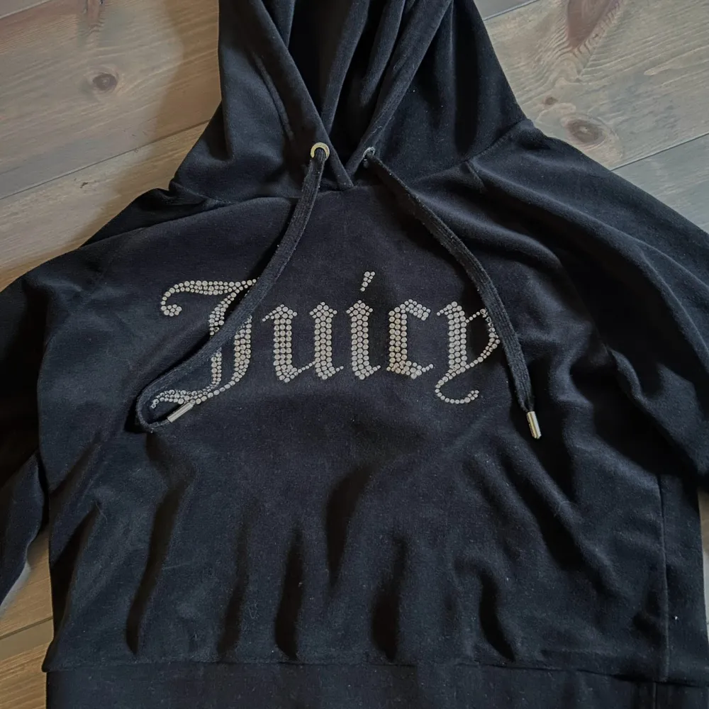 Säljer nu min juicy couture tröja då den inte används längre.  Den är i bra skick och alla stenar sitter kvar!  Storlek M men den är lite croppad så sitter bra på mig som har xs/s.  Andra bilden är lånad!!  Skriv för mer bilder eller frågor💞. Hoodies.