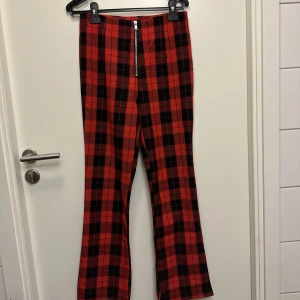 Rutiga bootcut  - Tightare modell men med lite vidare ben🩷!   Knappt använda då dem är snäppet försmå tråkigt nog, annars formar dem kroppen superbra (ingen stretch)🩷!   Katt finns i hemmet, så försöker ta bort allt hår innan leverans🩷🐈‍⬛!