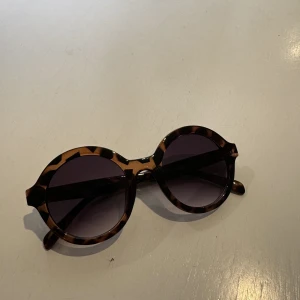 Solglasögon - Solglasögon från Vero Moda. Använda 1 gång. 