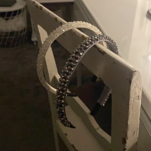 Diadem - Två supersöta diadem! Tycker inte riktigt diadem passar mig och det är därför jag säljer dom, använt de va en gång var, alltså i super bra skick! En för 10kr och två för 15kr! 