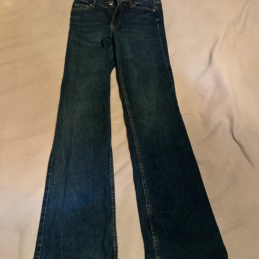 Säljer dessa jeans som inte passar. Dom är i bra skick men såklart använda därav är det lite slitet på ena byxslutet. Finns bild i annonsen. . Jeans & Byxor.
