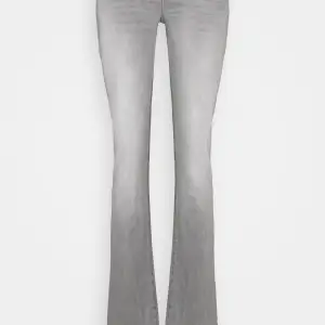 Säljer ett par oerhört populära lågmidjade grå ltb jeans i storlek 28/30. Dem är i nyskick och inte används särskilt mycket då dem inte riktigt passar tyvärr. Kontakta mig vid funderingar. Jeansen köptes nya för runt 900 kr, säljer för 500. Jag är 163.