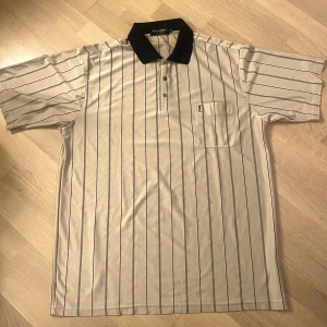 YSL piké - Impuls köpte denna, alldeles för oversized på mig. Använt 1 gång då jag insåg att det inte var min stil. 