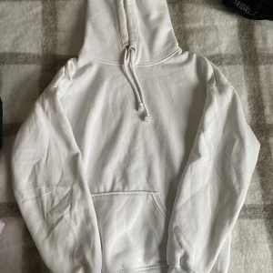 Hoodie - Vit hoodie från Bikbok, knappt använd