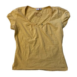 Fitted tshirt  - Supersöt fitted tröja med små puffiga ärmar🫶 står 40 på lappen men skulle säga att den sitter som en S-M!