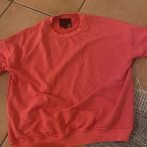 Rosa tjocktröja! - En fin rosa tjocktröja! Inga defekter, säljer pga använder knappt och vill fåbort den snabbt som möjligt, pris kan diskuteras