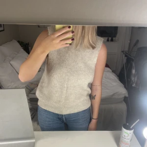 Stickad väst - Hejsan!! Säljer denna super snygga stickade västen, den är använd fåtal gånger men har inga som helst tecken på att den har använts💗 