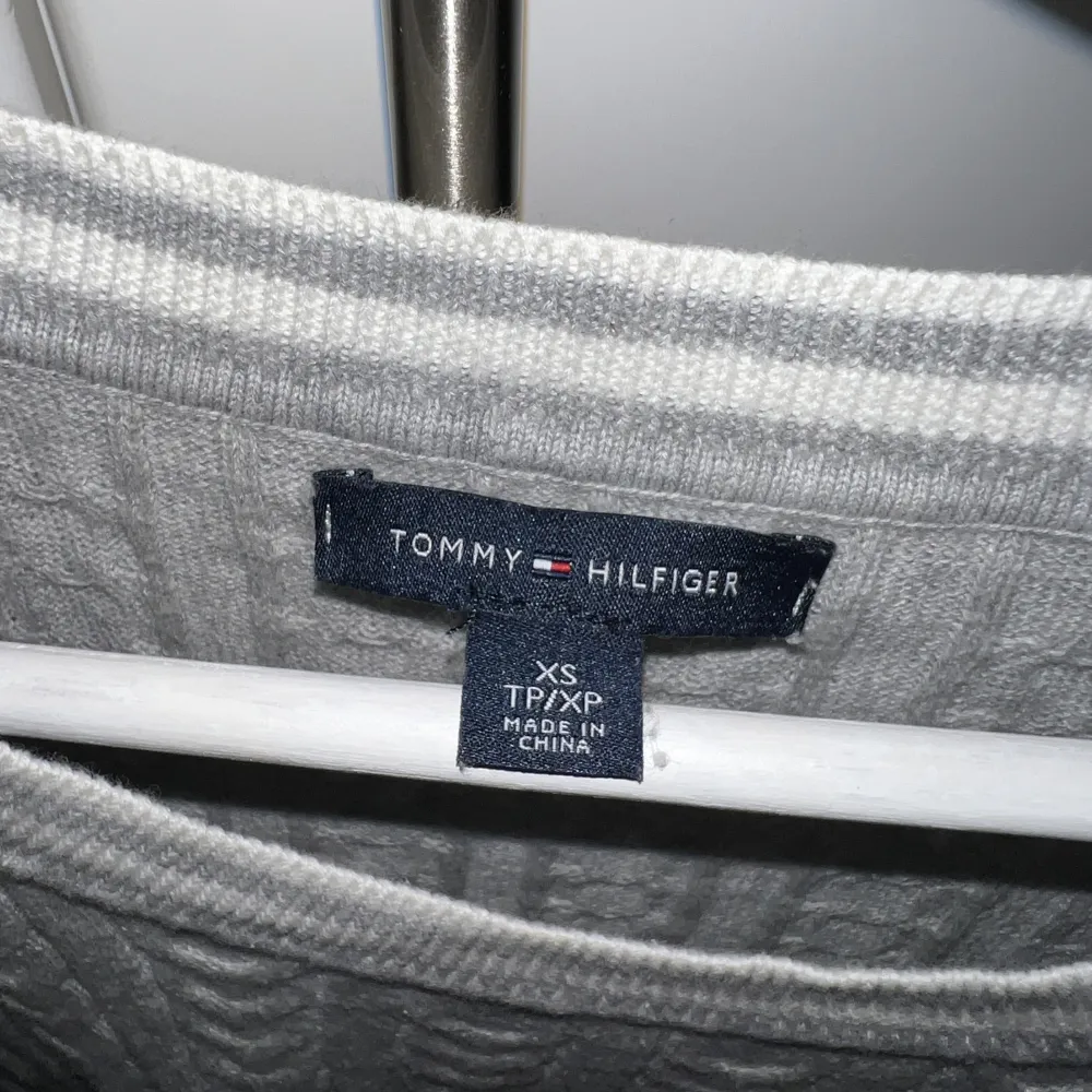 Säljer denna kabelstickade tröjan från Tommy Hilfiger i storlek XS. I väldigt gott skick! Nypris: 1200 kr. Mitt pris: 300 kr. Stickat.