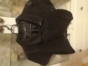 Fest bolero topp - Otroligt snygg. Blank lite glittrande material. Super fin till fin byxor,kjolen . I väldigt fint skick. Stor fin knapp som gör hela plagget