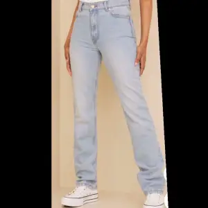Helt nya jeans från Nelly, har två stycken av de, en i storlek S och ett annat par i XS, aldrig använda 💕