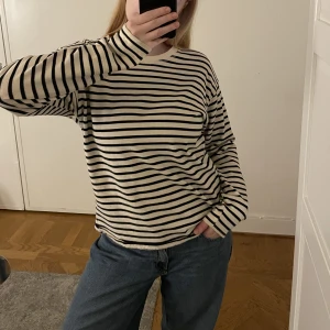 Randig långärmad  - benvit/ svart randig tröja från Zara!