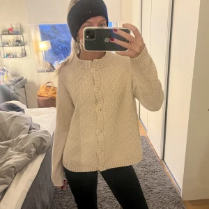 Stickad kofta - Najs och snygg stickad kofta🥰