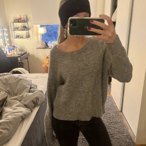 Grå stickad tröja - Jättefin grå stickad tröja från samsoe samsoe🥰
