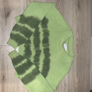 Grön stickad tröja 💚 - Söt grön stickad tröja från Asos Design. Bra skick, storlek S.