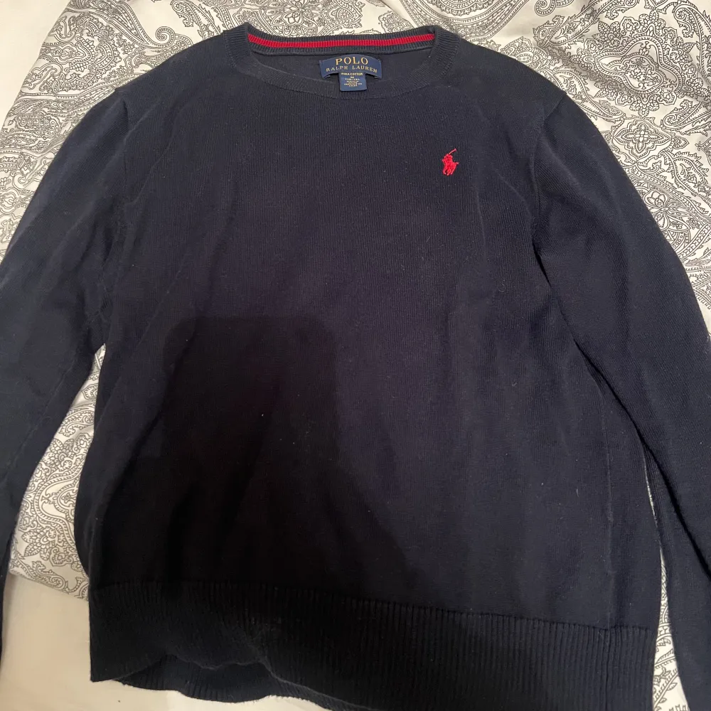 Polo Ralph Lauren marinblå tröja. Den är för liten för mig och är i storlek 10-12 år men skulle säga att det är som en XXS. Bra skick. . Stickat.