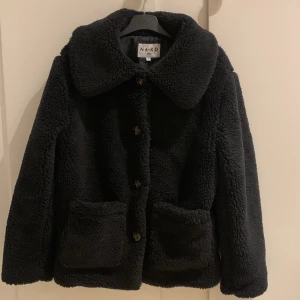 Jacka teddy - Jacka i teddy-material från NA-KD. Storlek 34. Använd ett fåtal gånger.