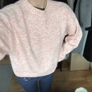 Rosa stickad tröja från Bikbok - Storlek M med långa ärmar. 