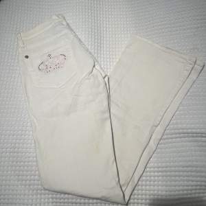 Säljer nu mina vita utsvänga jeans från Victoria Beckham