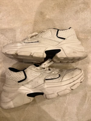 Skor zara  - Skor från zara (köpta för 599kr) lite smutsiga men går att tvätta så blir dem som nya!