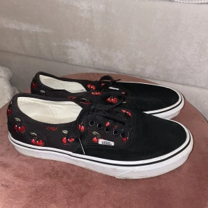 Vans skor med körsbär motiv!  - Är använda 3-5 gånger och är nästan i nyskick. Är i en tight modell eftersom skorna i gjorde i tyg som inte är stretchit. Skriv för mer frågor (porto tillkommer) 