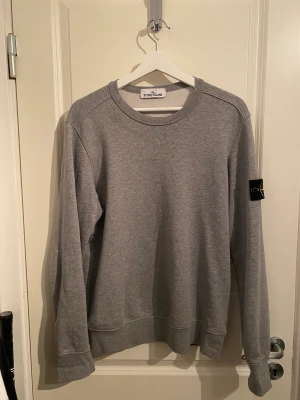 Stone island sweatshirt  - Stone island sweatshirt  Grå  Mycket bra skick  Har ni frågor eller funderingar är det bara att höra av sig, tveka inte!